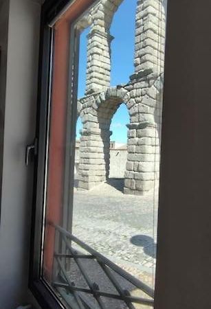 Casa Bajo El Acueducto Con Plaza De Garaje Βίλα Σεγκόβια Εξωτερικό φωτογραφία